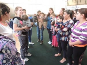 Heike Kraatz, monitora de Kangatraining, enseña tips de ejercicios con los niños