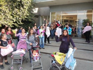 Mamás festejadas por Fundación Chile Unido llegando al Club Deportivo Lo Cañas