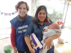 María Inés Infante de Fundación Chile Unido junto a Daniela Catalán y su hijo Gaspar